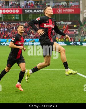 Leverkusen, Allemagne. 13 avril 2024. Florian Wirtz, Lev 10 célèbre son but, heureux, rire, célébration, 3-0 avec granit Xhaka, Lev 34 dans le match BAYER 04 LEVERKUSEN - SV WERDER BRÊME 5-0 le 14 avril 2024 à Leverkusen, Allemagne. Saison 2023/2024, 1.Bundesliga, Journée 29, 29.Spieltag crédit : Peter Schatz/Alamy Live News Banque D'Images