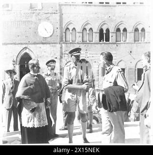 ITALIE : VISITE DE L'ARCHEVÊQUE DE WESTMINSTER À SIENNE - le commandant de la 8e armée, le lieutenant général Leese, est accueilli par le vicaire général du diocèse sur les marches de la cathédrale. L'aumônier supérieur de la R.C. de la 8e armée, le révérend W.F.Scanlon, était également présent dans l'armée britannique Banque D'Images