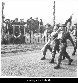 LE COMMANDEMENT occidental du GOC-in-C PRÉSENTE DES MÉDAILLES AUX OFFICIERS ALLIÉS - le général Sir R. Gordon-Finlayson reçoit le salut lors du passage de mars des troupes tchèques de l'armée britannique Banque D'Images