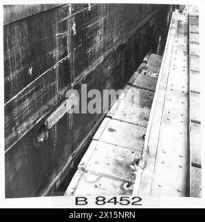 PHOTOGRAPHIES DU PORT PRÉFABRIQUÉ ETC - défenses spéciales attachées à l'armée britannique LST Pierhead, 21e groupe d'armées Banque D'Images