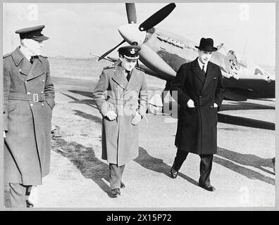 SIR JOHN COLVILLE : GOUVERNEUR DE BOMBAY DÉSIGNÉ : VISITE L'ESCADRON DE COMMANDEMENT DE CHASSE DE BOMBAY. - John Colville, gouverneur désigné de Bombay en visite à l'escadron de Bombay du commandement des chasseurs. (Photo publiée en 1943) Sir john Colville faisant le tour de l'aérodrome accompagné du commandant de station - le capitaine de groupe G. Adnams [centre] Royal Air Force Banque D'Images