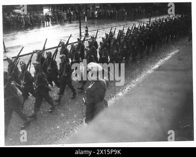 JOURNÉE NATIONALE DE PRIÈRE - le général Sir Robert Gordon-Finlayson reçoit le salut des troupes et des membres de l'A.T.S. après le service dans la cathédrale de Chester British Army Banque D'Images