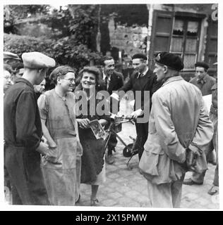 LE MARÉCHAL MONTGOMERY VISITE LA CRÊTE DE VIMY et LE MARÉCHAL MONTGOMERY AVEC LES 5E ET 6E COMMANDOS - le maréchal Montgomery renouvelle la connaissance des villageois à Lesquin près de la frontière belge, où il avait son QG en 1940 quand il commandait la 3e division de l'armée britannique, 21e groupe d'armées Banque D'Images