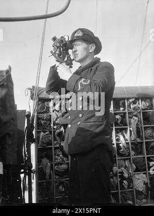Entre le 22 septembre et le 20 octobre 1942, le sous-lieutenant G.V. Caunce, RNVR, sert comme navigateur sur le HMS Viscount dans l'Atlantique, effectuant des observations de navigation. Banque D'Images