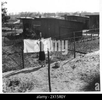 BOMBARDÉ LES ALLEMANDS - Une vue générale de l'un de ces domaines de maisons en bois, armée britannique, 21ème groupe d'armées Banque D'Images