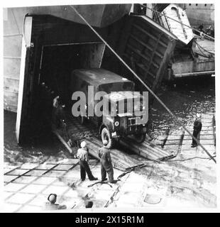 PHOTOGRAPHIES DU PORT PRÉFABRIQUÉ ETC - véhicule MT passant sur des rampes de LST à Pierhead British Army, 21st Army Group Banque D'Images