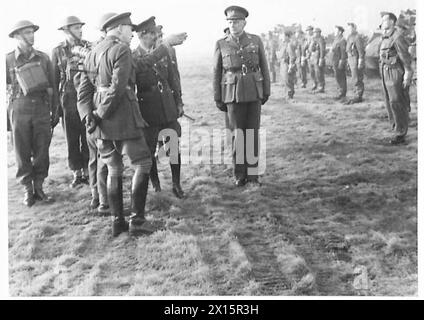 LE COMMANDEMENT occidental du GOC-in-C PRÉSENTE DES MÉDAILLES AUX OFFICIERS ALLIÉS - le général Sir R. Gordon Finlayson inspecte les troupes néerlandaises de l'armée britannique Banque D'Images