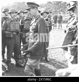 TRANSFERT D'INFANTERIE AU CORPS BLINDÉ ROYAL - le commandant du corps Lt. Gen. Schriber discute avec les officiers au départ des deux unités de l'armée britannique Banque D'Images