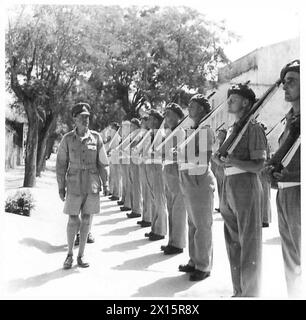 LE MARÉCHAL ALEXANDER POURSUIT SA TOURNÉE EN GRÈCE - inspectant les artilleurs du 30e régiment de campagne, R.A British Army Banque D'Images