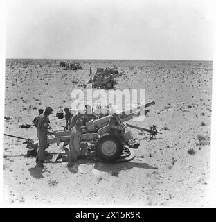 DERNIÈRES PHOTOS DU DÉSERT occidental - Une batterie de canons tous prêts pour l'action, armée britannique Banque D'Images