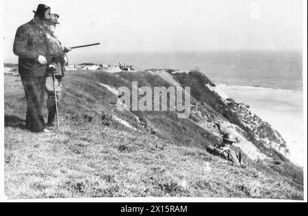 MR.WINSTON CHURCHILL VISITE LE NORD-EST - Mr. Winston Churchill ayant des défenses côtières qui lui ont été signalées par l'armée britannique Banque D'Images