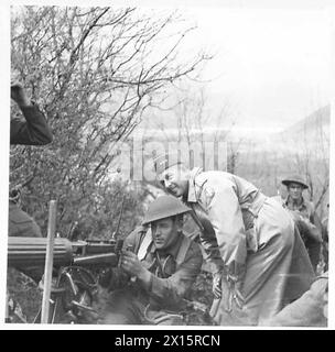 Le général Jacob Devers, commandant suprême adjoint des Alliés, examine une mitrailleuse Vickers utilisée par un soldat de la 6e brigade d'infanterie de Lwów de la 5e division de Kresowa lors d'un exercice de la campagne d'Italie. Banque D'Images