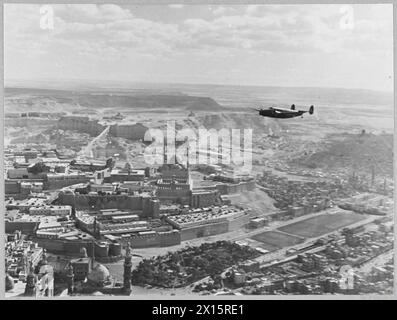 LIGNES AÉRIENNES CIVILES BRITANNIQUES EN TEMPS DE GUERRE - 14012 photo (publiée en 1944) montre - Un avion Lodestar de la BOAC circulant pour atterrir à l'aéroport d'El Maza juste devant le Caire, passe au-dessus de la célèbre Citadelle qui domine la Royal Air Force de la ville Banque D'Images