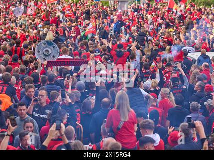 Leverkusen, Allemagne. 13 avril 2024. Les fans célèbrent l'arrivée de l'équipe avant le match BAYER 04 LEVERKUSEN - SV WERDER BRÊME 5-0 le 14 avril 2024 à Leverkusen, Allemagne. Saison 2023/2024, 1.Bundesliga, Journée 29, 29.Spieltag crédit : Peter Schatz/Alamy Live News Banque D'Images