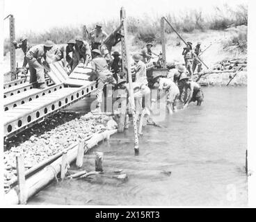 INVASION DE LA SICILE GORNALUNGA, près de CATANE - sapeurs de la 252 Field Coy. R.E. achèvement des constructions d'un pont flottant sur la FOCE DEL SIMETO, l'une des défenses naturelles à l'extérieur DE CATANE. La construction de ce pont était essentielle car le pont suspendu principal était l'observation de l'UEDN et les tirs d'obus ennemis de l'armée britannique Banque D'Images