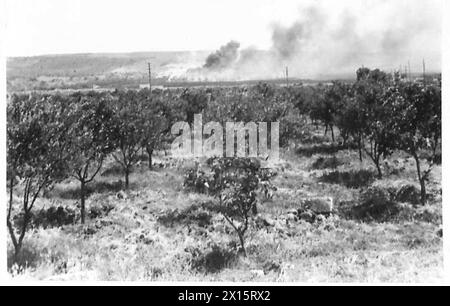 INVASION DE LA SICILE GORNALUNGA, près de CATANE - décharge de munitions allemande brûlant après avoir reçu un coup direct de l'armée britannique Banque D'Images