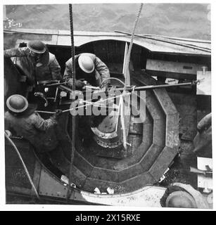 OPÉRATIONS COMBINÉES - embarcation de soutien légère avec canon OERLIKON de 8' de l'armée britannique Banque D'Images