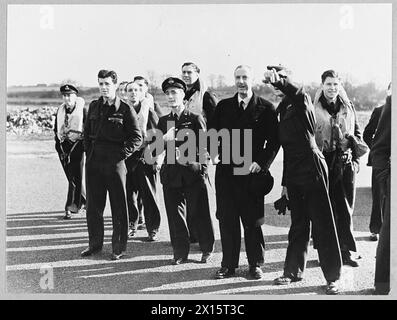 SIR JOHN COLVILLE : GOUVERNEUR DE BOMBAY DÉSIGNÉ : VISITE L'ESCADRON DE COMMANDEMENT DE CHASSE DE BOMBAY. - John Colville, gouverneur désigné de Bombay en visite à l'escadron de Bombay du commandement des chasseurs. (Photo publiée en 1943) Sir John Colville, avec le chef d'escadron D.E. Kingaby, DFM & 2 bars [à gauche] C.O. de l'escadron de Bombay, regardant un membre de l'escadron survoler la Royal Air Force Banque D'Images