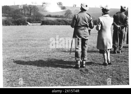 SAR la Princesse Royale visite un bataillon du Lowland Regiment, observant un exercice militaire décrivant un scénario de bataille en cours. Banque D'Images