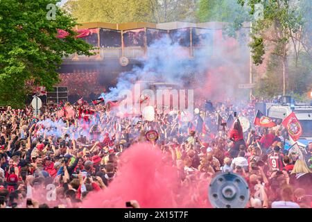 Leverkusen, Allemagne. 13 avril 2024. Les fans célèbrent l'arrivée de l'équipe avant le match BAYER 04 LEVERKUSEN - SV WERDER BRÊME 5-0 le 14 avril 2024 à Leverkusen, Allemagne. Saison 2023/2024, 1.Bundesliga, Journée 29, 29.Spieltag crédit : Peter Schatz/Alamy Live News Banque D'Images