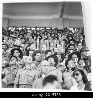 Les photographies montrent une foule assistant à une réunion de l'armée britannique en Afrique du Nord et au moyen-Orient entre 1940 et 1947, les troupes formant la majorité. Banque D'Images