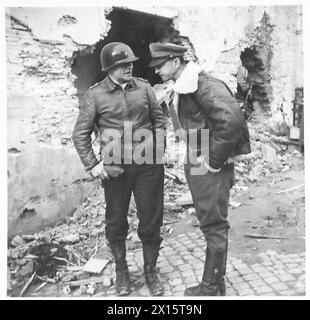 ITALIE : CINQUIÈME ARMYGENERAL ALEXANDER VISITE ANZIO TÊTE DE PONT - debout parmi les ruines de la ville de Nettuno, le général Truscott donne au général Alexander un compte rendu de la situation actuelle de l'armée britannique Banque D'Images