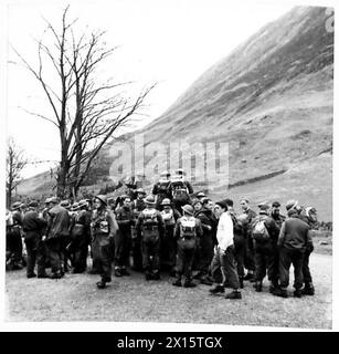 COMMANDOS EN FORMATION - le groupe s'est réuni prêt à commencer l'ascension de l'armée britannique Banque D'Images