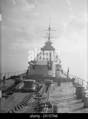 Le HMS Bonaventure, un croiseur léger de classe Dido, est montré en 1940 avec trois tourelles de canon de 5,25 pouces et le pont à bord. Banque D'Images