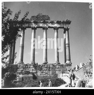 Une JOURNÉE À ROME AVEC LE MITRAILLEUR SMITH - il admire les restes du temple de Settuno, dans l'armée britannique du Forum romain Banque D'Images