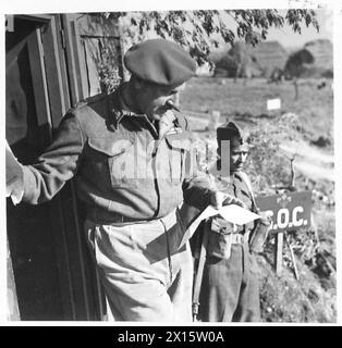 ITALIE : HUITIÈME MESSAGE DE l'ARMYA POUR LE GÉNÉRAL PAR D.R.L.S. - sur les marches de sa caravane, le major général Russell lit le message British Army Banque D'Images