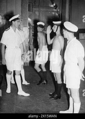 AVEC LE PORTE-AVIONS D'ESCORTE HMS EMPRESS À L'EST. JUILLET ET AOÛT 1945, À BORD DU HMS EMPRESS. DES SCÈNES DE CÉLÉBRATION NOCTURNES AVEC LA FLOTTE BRITANNIQUE DES INDES ORIENTALES À TRINCOMALEE LA NUIT DE VJ, ET DES PHOTOS OPÉRATIONNELLES JUSTE AVANT LA REDDITION JAPONAISE. - L'amiral Lord Louis Mountbatten recevant un salut du télégraphiste ordinaire l C Elcy de Sale, Cheshire, quand il a rendu visite à l'IMPÉRATRICE avant la reddition japonaise Banque D'Images