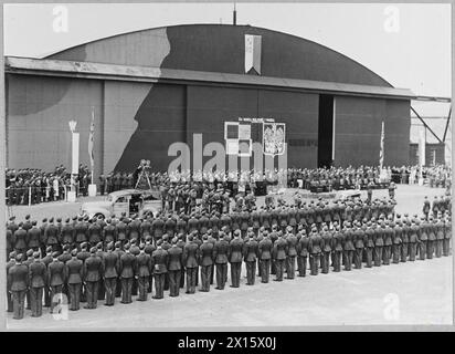 En juillet 1941, à la RAF Swinderby, des officiers polonais et de la RAF ont participé à la présentation de la nouvelle norme de l'armée de l'air polonaise, qui avait été faite à Vilnius et transportée en Grande-Bretagne via la Suède en temps de guerre. Les photographes et correspondants ont documenté l'événement. Banque D'Images