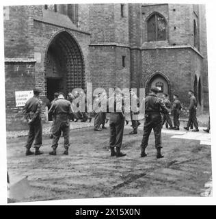 SERVICE DE THANKSGIVING POUR LA 6e DIVISION AÉROPORTÉE - troupes de la division aéroportée entrant dans l'Armée britannique de l'Église, 21e groupe d'armées Banque D'Images