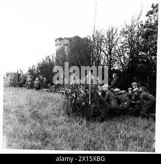 ARTILLEURS ANTI-CHARS HOME GUARD ET DE DÉFENSE CÔTIÈRE - les équipages de tir Home Guard en action avec le 6-pdr. Canons navals. (La tour en arrière-plan est utilisée comme poste d'observation) Armée britannique Banque D'Images