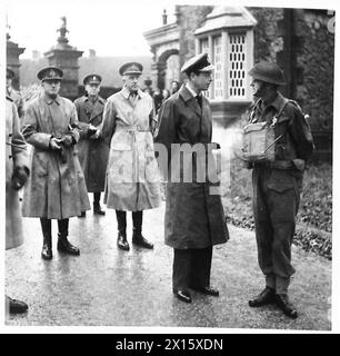 LE DUC DE KENT VISITE L'IRLANDE DU NORD - le duc parlant à un officier de l'armée britannique Banque D'Images