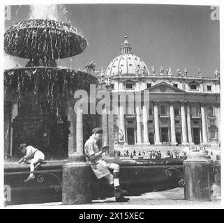 Une JOURNÉE À ROME AVEC LE MITRAILLEUR SMITH - se reposant à côté d'une des fontaines en parfait Place Pierre, GNR. Smith consulte à nouveau son guide British Army Banque D'Images