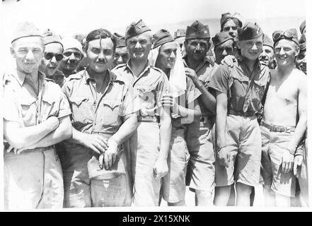 BRIGADE POLONAISE INDÉPENDANTE DES CARPATES EN PALESTINE, 1940 - Groupe de soldats de la Brigade polonaise indépendante des Carpates dans le village de Samakh le long de la mer de Galilée. Les Polonais ont rejoint les Britanniques seulement 5 jours plus tôt après que le général Eugène Mittelhauser, un commandant des forces françaises en Syrie dont la Brigade faisait partie, a décidé de soutenir l'armée polonaise du régime de Vichy, les forces armées polonaises à l'Ouest, la Brigade indépendante des Carpates Banque D'Images