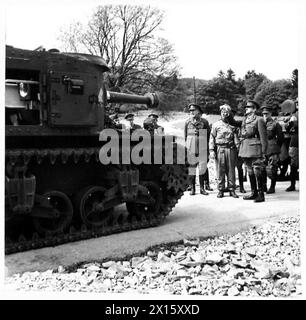 Négatif - le général Sir Alan Brooke et divers hauts fonctionnaires inspectent un char américain de l'armée britannique Banque D'Images