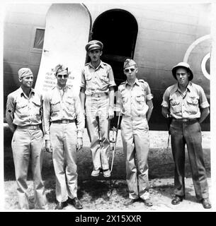 LES HOMMES QUI 'S'OCCUPENT' DU GÉNÉRAL ALEXANDER - l'équipage de 'Patches' de gauche à droite :- T/Sgt. J. Boyd, Lieut. J.B. Davis, capitaine J.G. Calder, lieutenant W.E. Delahanty T/Sgt. R. Keyes Armée britannique Banque D'Images