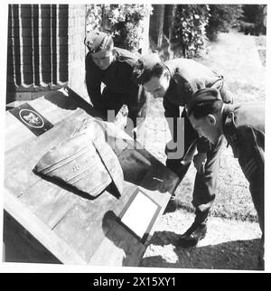 LORD MAYOR OF LONDON PRÉSENTE DES FRAGMENTS DE CLOCHE D'ARC À Une DIVISION LONDONIENNE - les troupes exmaining avec intérêt les morceaux de Bow Bell British Army Banque D'Images