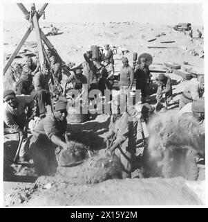 ENTREPRISE CHYPRIOTE À L'ŒUVRE DANS LE DÉSERT occidental - Un pipeline d'eau est posé sur le désert. Les hommes de la compagnie assistent R.E.sappers British Army Banque D'Images