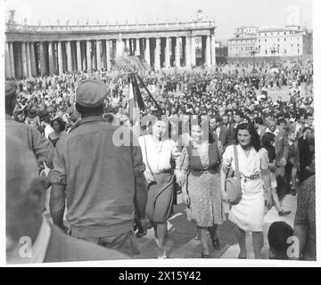 Des foules se rassemblent sur la place Pierre au Vatican pour entendre le pape pendant la présence de l'armée britannique en Afrique du Nord, en Sicile, en Italie, dans les Balkans et en Autriche de 1942 à 1946 Banque D'Images