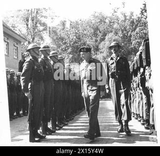 LE MARÉCHAL MONTGOMERY DÉCORE LES TROUPES CANADIENNES APRÈS SON ACCIDENT D'AVION - le C-en-C inspectant la garde d'honneur au quartier général divisionnaire et prenant le salut de l'Armée britannique, 21e Groupe d'armées Banque D'Images