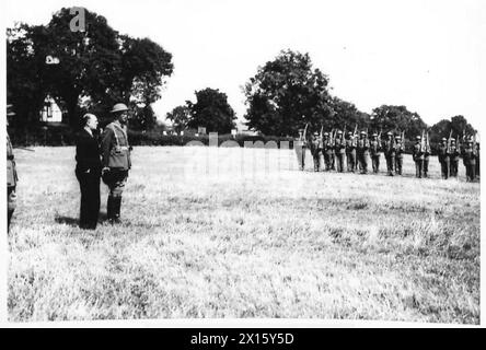 LE SECRÉTAIRE COLONIAL INSPECTE LES TROUPES CHYPRIOTES - le secrétaire colonial lors d'un défilé des troupes chypriotes de l'armée britannique Banque D'Images