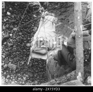 NOUVELLE MÉTHODE DE SAUVETAGE DES VICTIMES DE LA FALAISE - le patient, sécurisé sur la civière, est maintenant descendu vers le bas de la falaise de l'armée britannique Banque D'Images