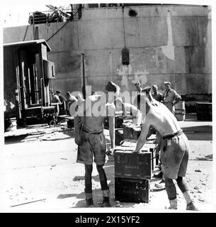 INVASION DE L'ITALIE : LA DIVISION AÉROPORTÉE OCCUPE TARENTE - hommes de 722 A.W., R.ES déchargeant des munitions aux quais de Tarente, armée britannique Banque D'Images