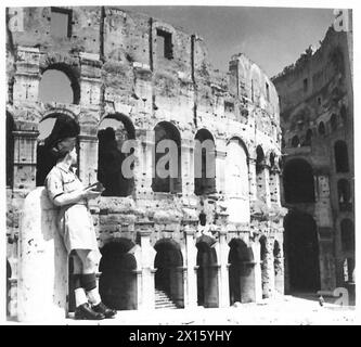 UNE JOURNÉE À ROME AVEC LE MITRAILLEUR SMITH - 'GNR. Smith' devant le Colisée British Army Banque D'Images