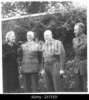 MARÉCHAL SMUTS À DOWNING STREET - de gauche à droite : MRS Churchill, Marshal Smuts Mr Churchill Capt Smuts. Photographié dans le jardin du No.10 Downing Street British Army Banque D'Images