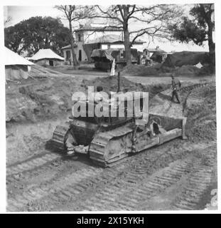 ITALIE : CINQUIÈME armurses DANS LA TÊTE DE PONT ANZIO - bulldozer - Caterpillar D.7 - au travail creusant un grand trou dans lequel une triple tente sera érigée Armée britannique Banque D'Images