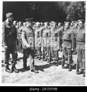 LORD MAYOR OF LONDON PRÉSENTE DES FRAGMENTS DE CLOCHE D'ARC À Une DIVISION LONDONIENNE - le Lord Mayor inspecte un bataillon des Royal Fusiliers , de l'armée britannique Banque D'Images